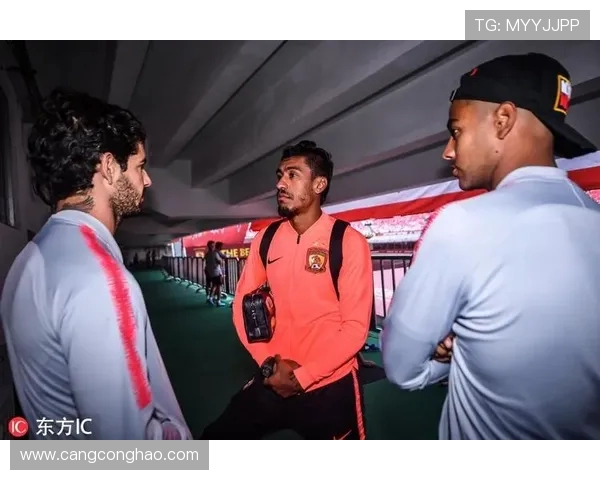 恒大足球球迷热情支持球队香港球迷文化交流共襄盛举